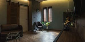 Deluxe Suite | 1 bedroom, in-room safe, desk, blackout drapes