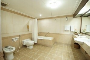 Deluxe Room | Bathroom | Free toiletries, slippers, towels