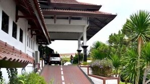A building with a covered walkway leading to a white entrance. - Bahari Inn Tegal (Tegal)