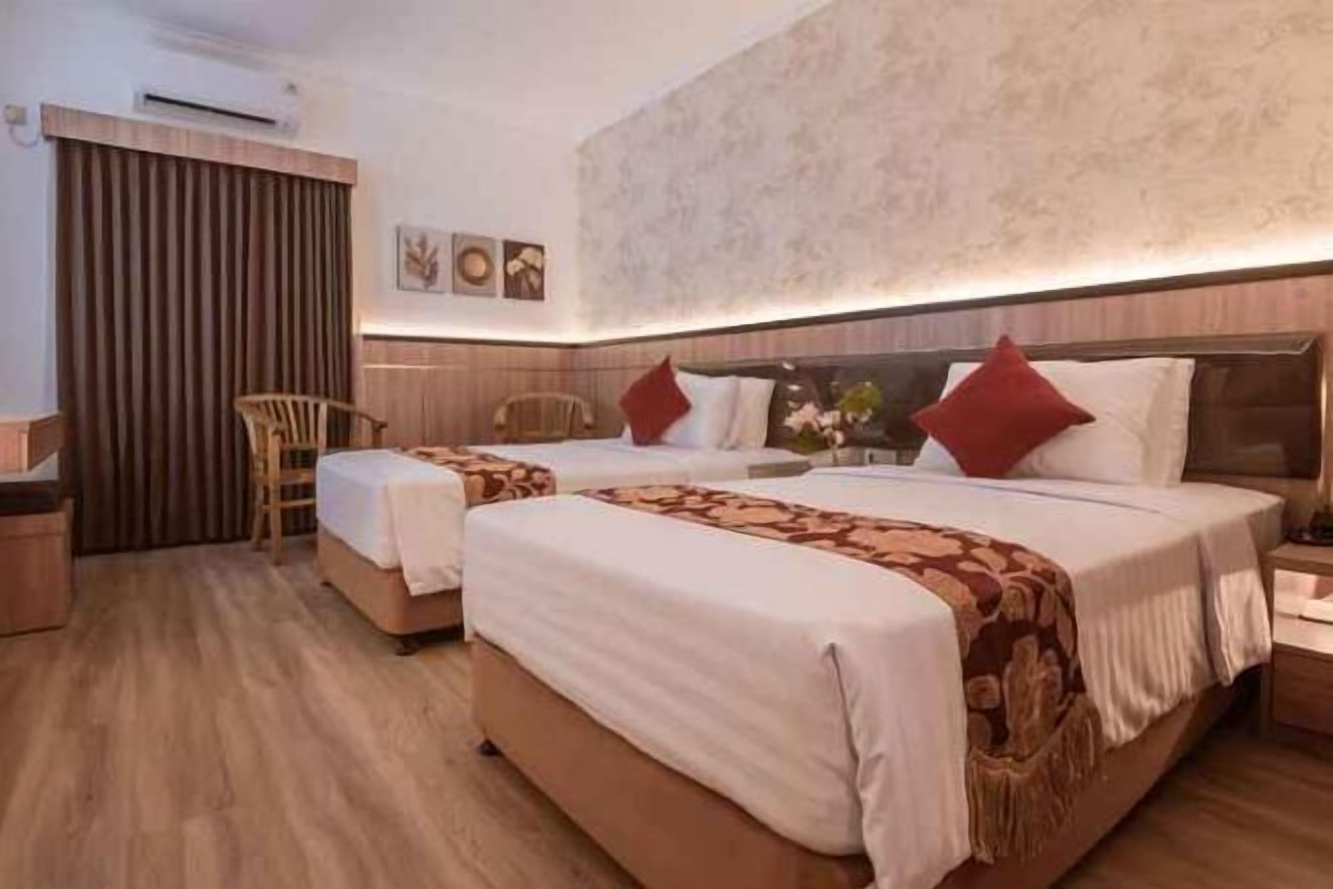 Desk, rollaway beds, free WiFi