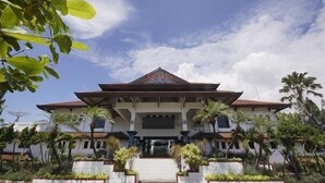 A large, traditional building with a tiled roof and a central entrance. - Bahari Inn Tegal (Tegal)