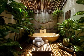Separate bathtub and shower, deep-soaking bathtub, free toiletries