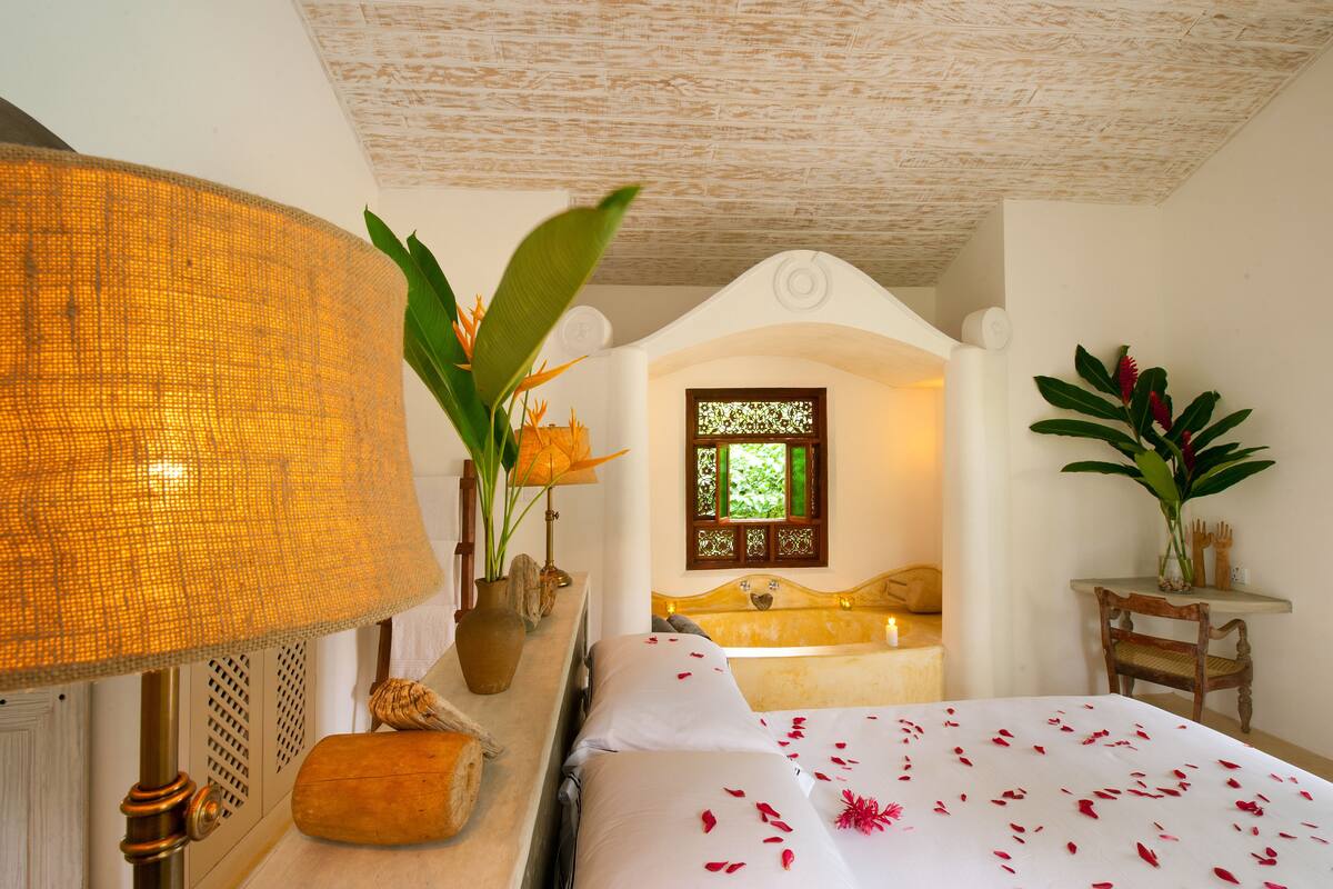 Deluxe Room, Bathtub | Living room | 20-inch LCD TV with satellite channels, TV