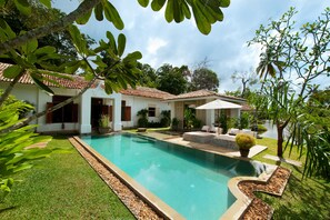 2 outdoor pools