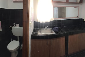 Estudio básico, 1 habitación, para no fumadores, baño privado | Baño | Toallas