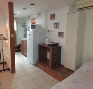 Estudio básico, 1 habitación, para no fumadores, baño privado | Cocina privada | Refrigerador y microondas