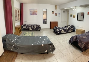 Estudio básico, 1 habitación, para no fumadores, baño privado | Wifi gratis y ropa de cama