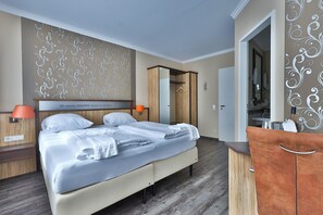 Habitación doble (Morgensonne) | Caja de seguridad en la habitación, escritorio y camas extra 