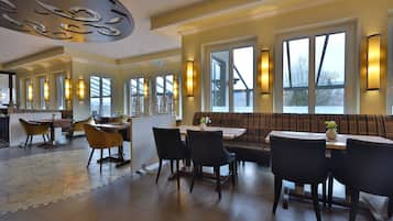 Frühstück, Mittagessen, Abendessen, regionale Küche