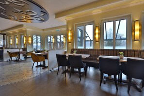 Serveert ontbijt, lunch, diner, regionale gerechten 