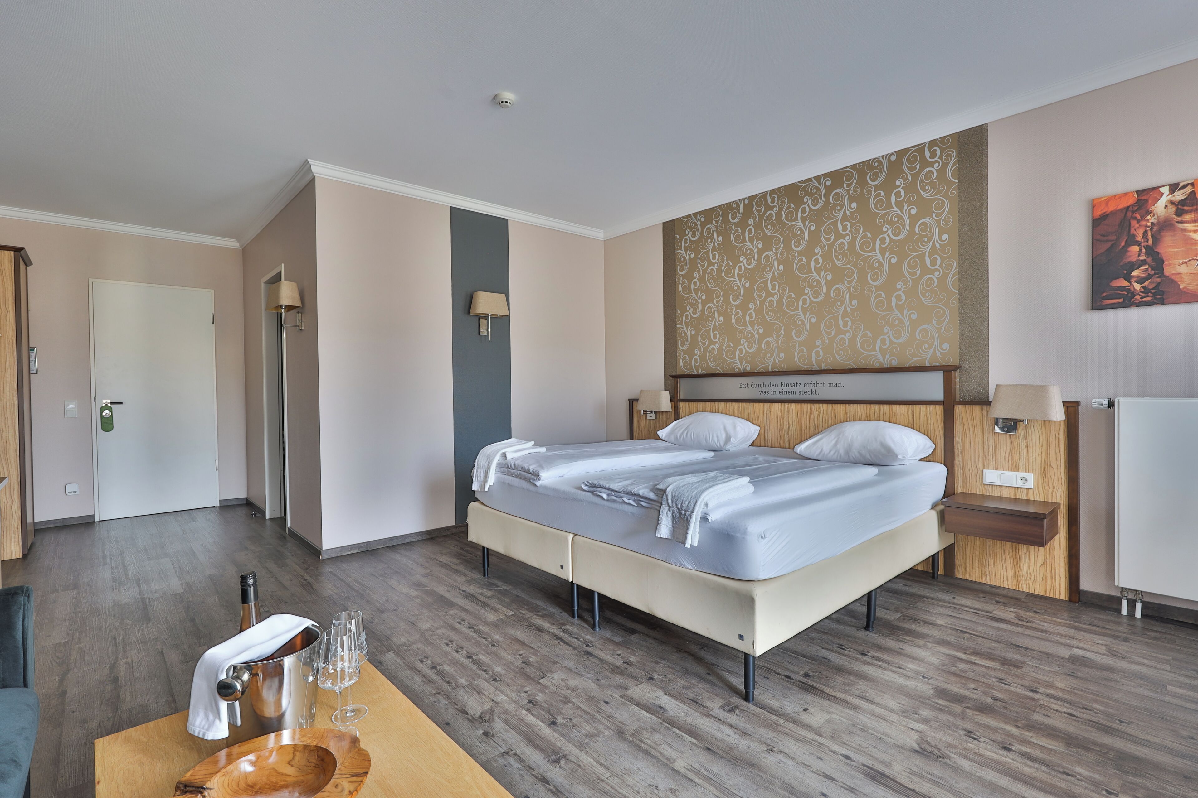 Panoramic-Doppelzimmer, Flussblick | Zimmersafe, Schreibtisch, Zustellbetten, Bettwäsche