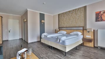 Panoramic-Doppelzimmer, Flussblick | Zimmersafe, Schreibtisch, Zustellbetten, BettwÀsche