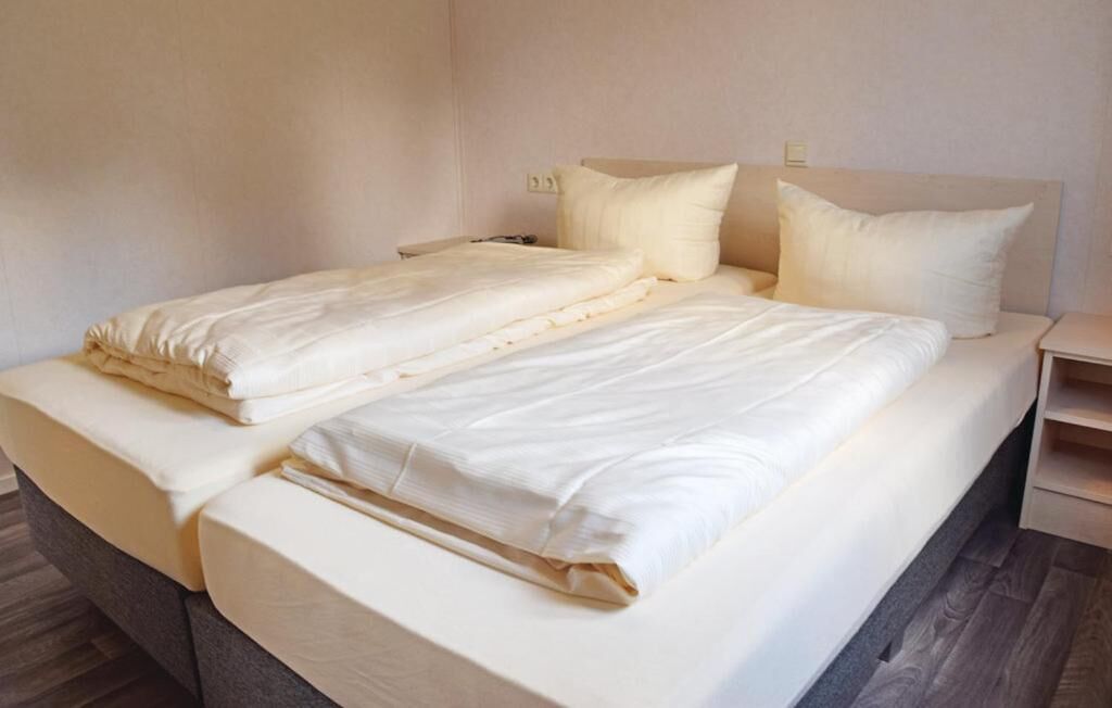 in-room safe, desk, rollaway beds, bed sheets