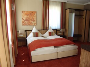 Caja de seguridad en la habitación y escritorio 