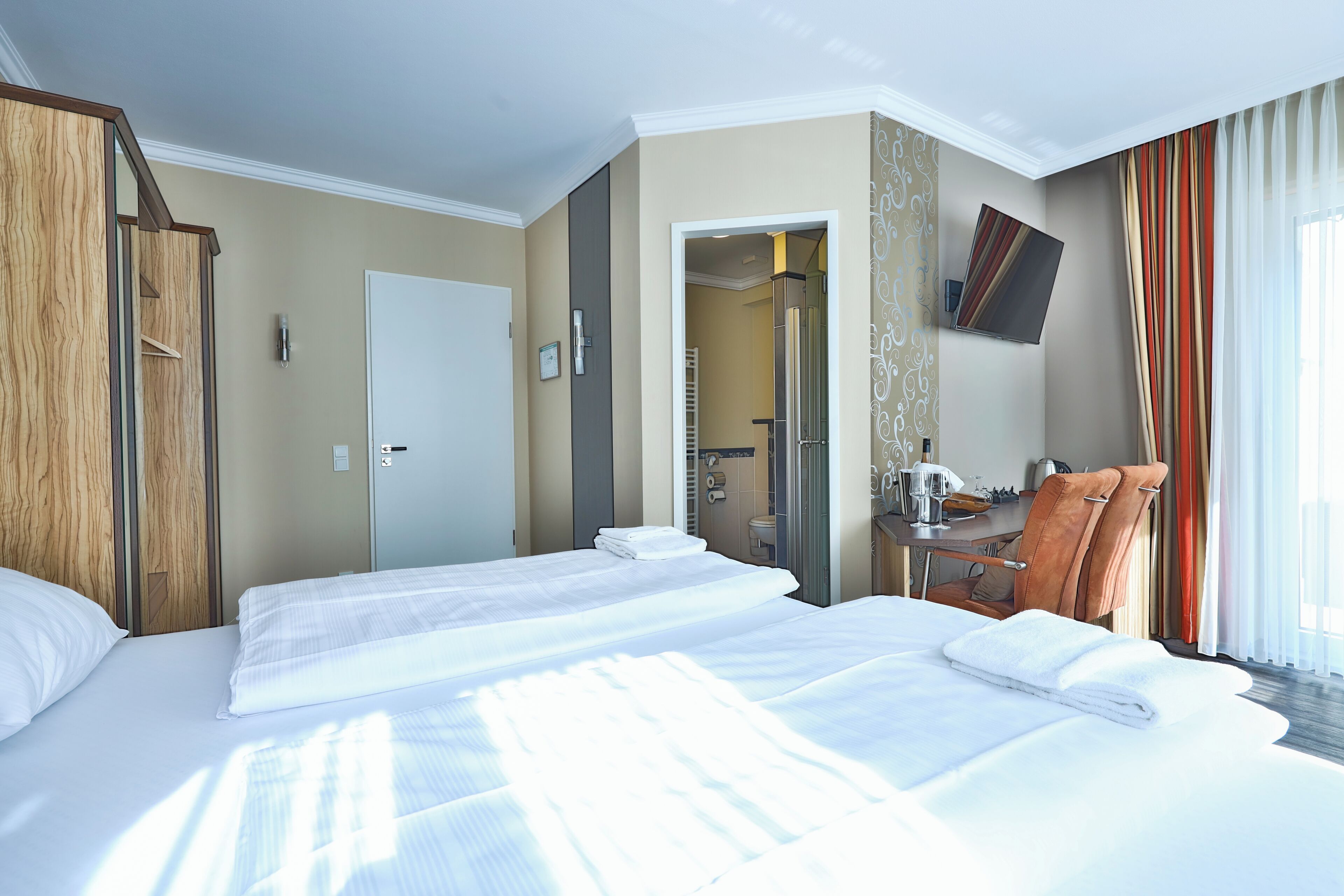 Habitación doble (Morgensonne) | Caja de seguridad en la habitación, escritorio y camas extra 