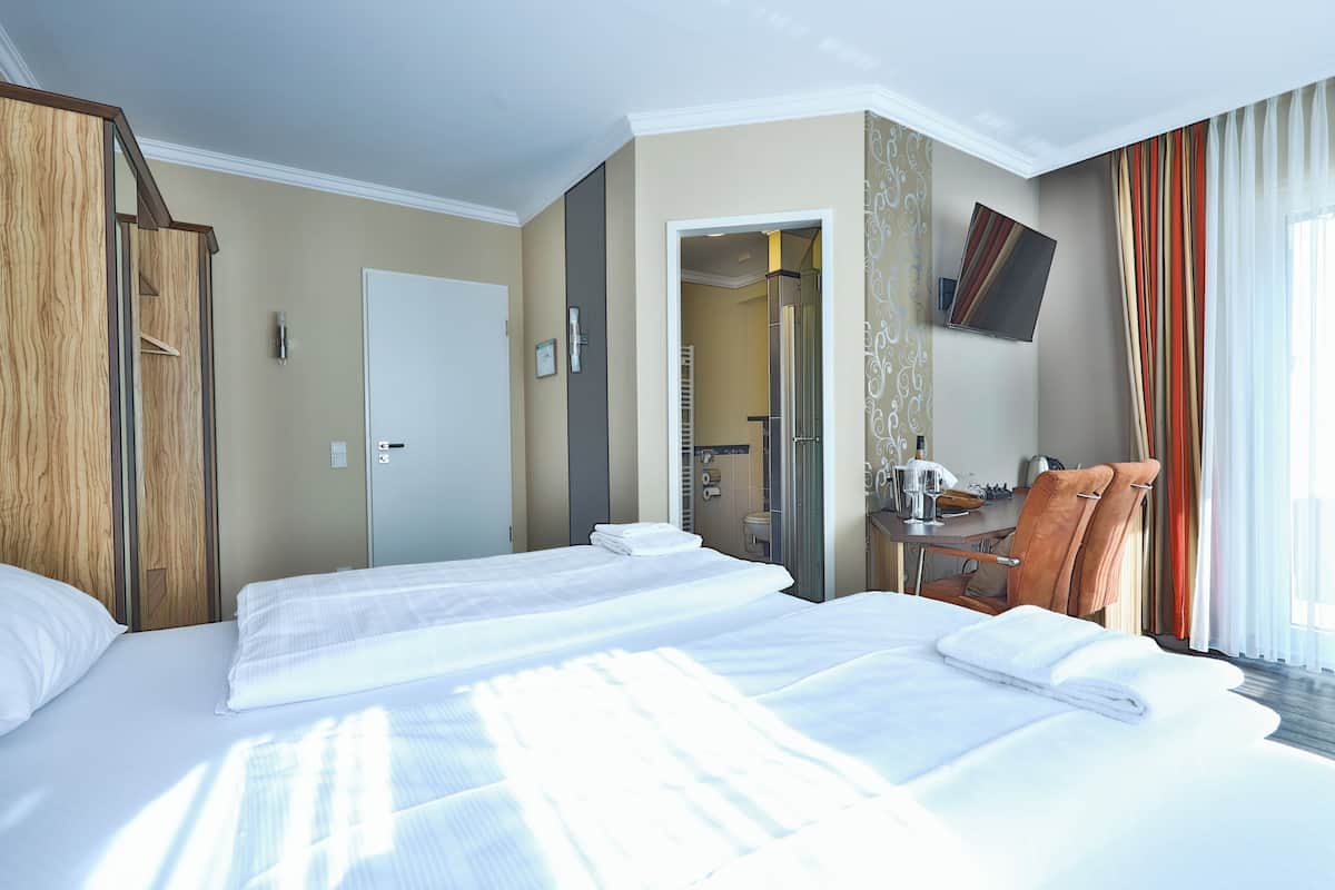 Caja de seguridad en la habitación y escritorio