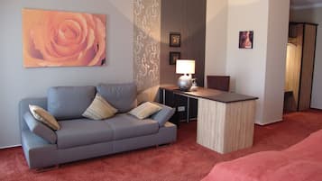 Panorama tweepersoonskamer, uitzicht op rivier | Een kluis op de kamer, een bureau, extra bedden (toeslag), beddengoed