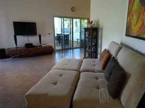 3 Bedroom Pool Villa | Wohnbereich | Flachbildfernseher