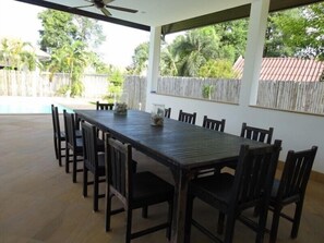 3 Bedroom Pool Villa | Essbereich im Zimmer
