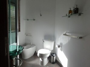 3 Bedroom Pool Villa | ห้องน้ำ | ฝักบัว, ของใช้ในห้องน้ำฟรี, ผ้าเช็ดตัว