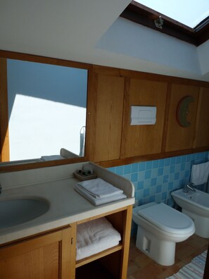 Doppelzimmer (Blue Mansard) | Badezimmer | Dusche, Handtücher