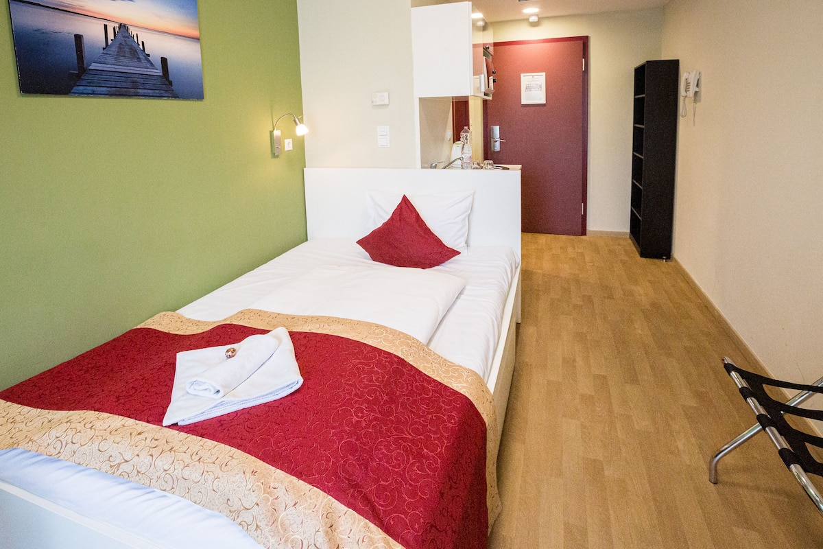 1 Schlafzimmer, Zimmersafe, Schreibtisch, laptopgeeigneter Arbeitsplatz
