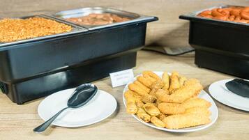 Café da manhã com buffet todos os dias mediante uma taxa