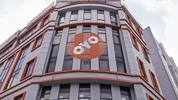 Un hotel con un llamativo logotipo de 'OYO' y el rótulo 'fb Hotel'.