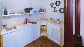 Fridge, coffee/tea maker