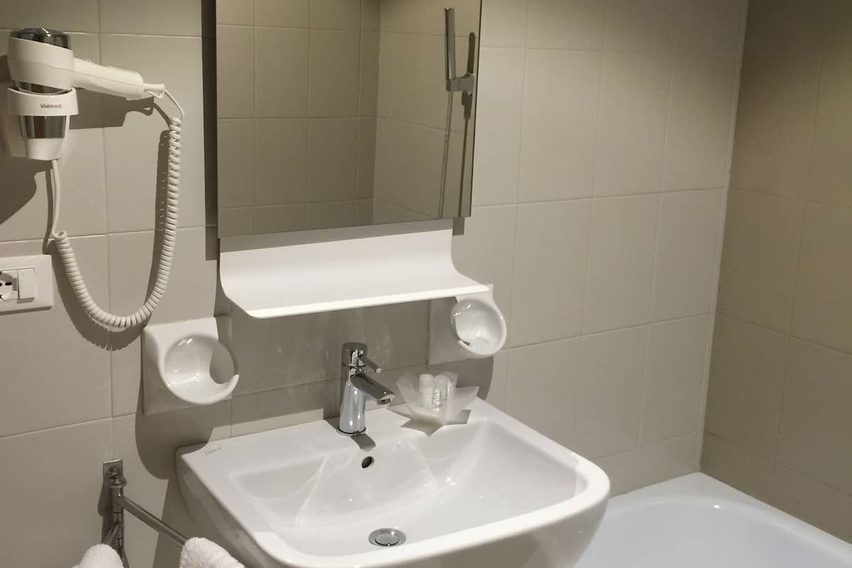 Triple Room | Bilik Mandi | Kelengkapan dandanan diri percuma, pengering rambut, bidet 