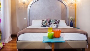 Habitación doble | Ropa de cama de alta calidad, caja fuerte, escritorio y cunas (de pago)