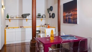 Habitación triple superior, cocina básica, vistas a la ciudad | Cocina básica privada | Cafetera o tetera y frigorífico