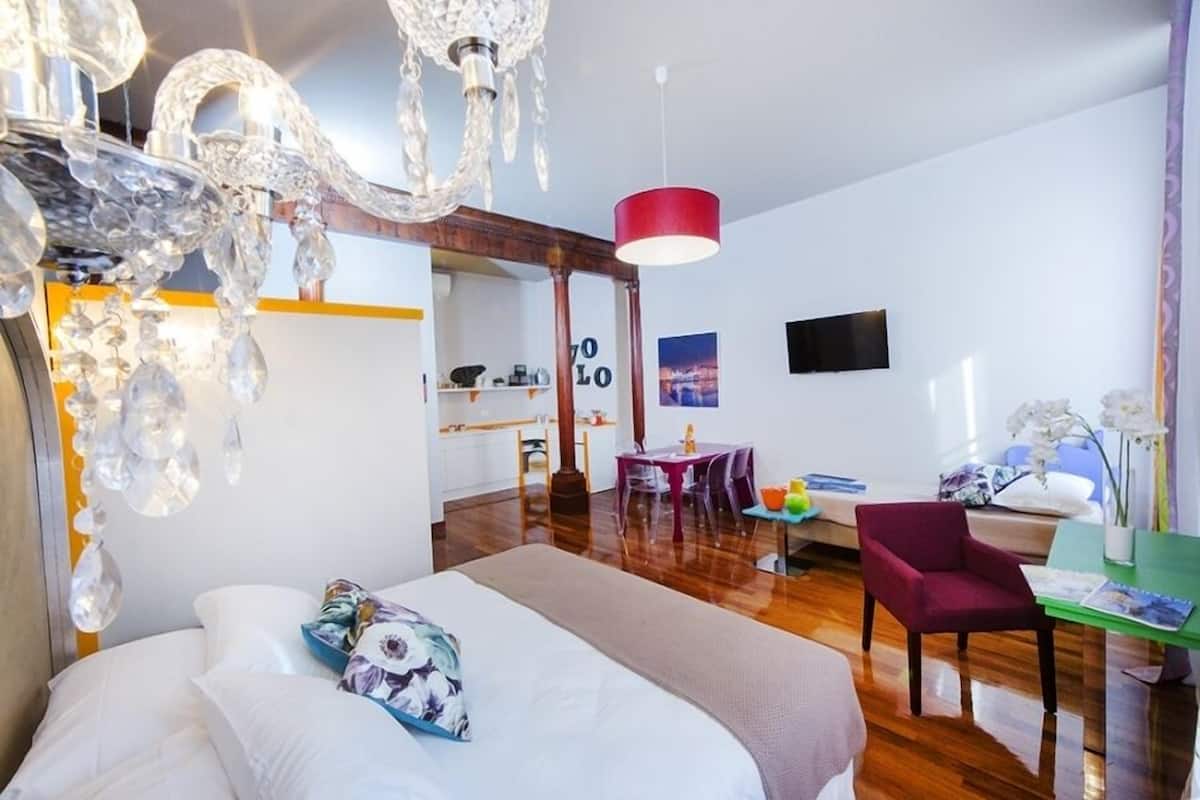 Habitación triple superior, cocina básica, vistas a la ciudad | Ropa de cama de alta calidad, caja fuerte, escritorio y cunas (de pago)