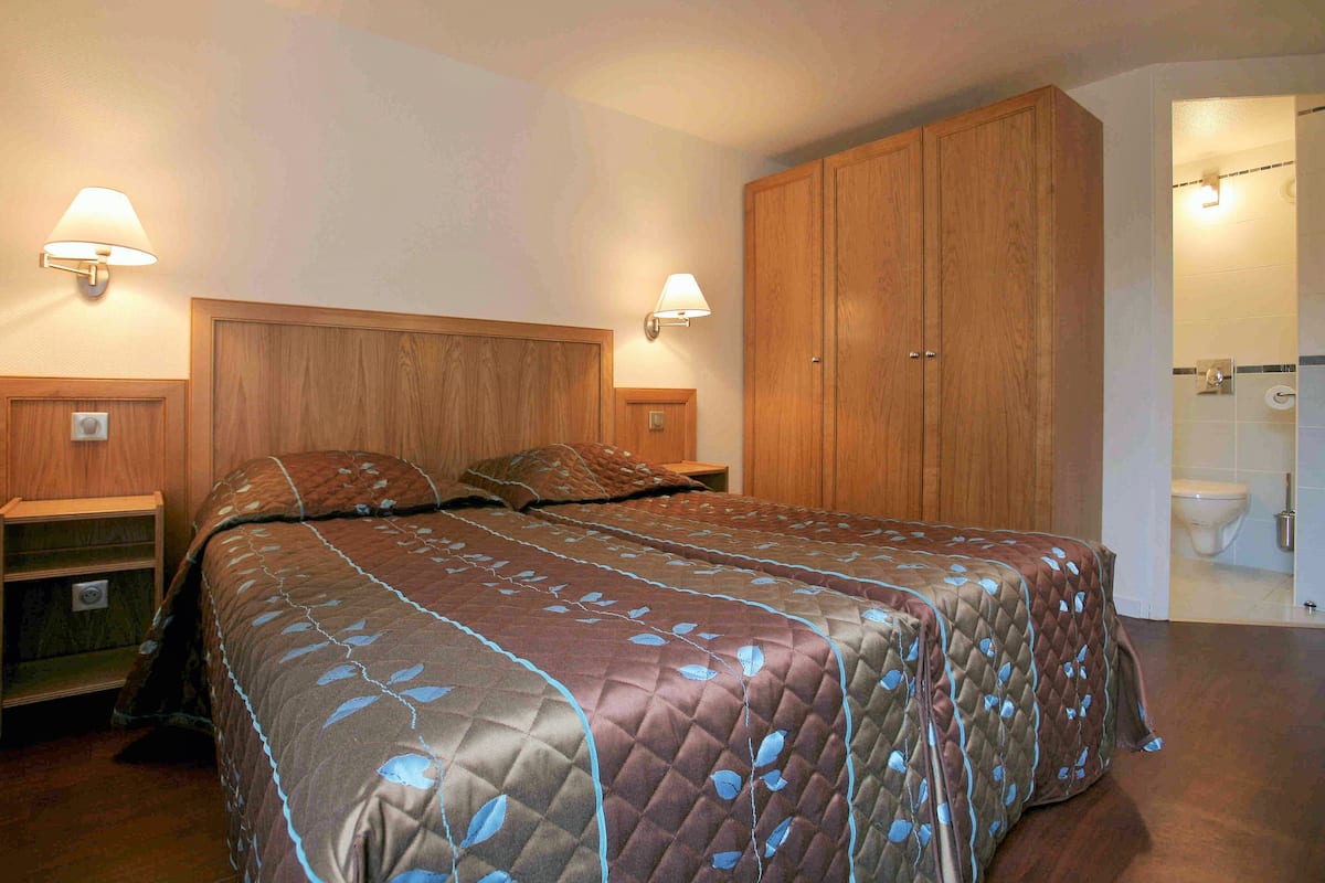 Premium bedding, in-room safe, desk, iron/ironing board