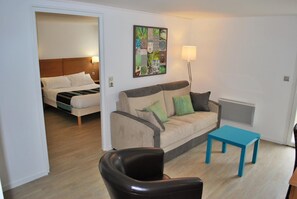 Flat-screen TV - Hôtel Restaurant Relais des Champs (Eugenie-les-Bains)