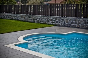 Seasonal outdoor pool, open 10:00 AM to 10:00 PM, sun loungers - Hotel Villa Marrón (Llanes)