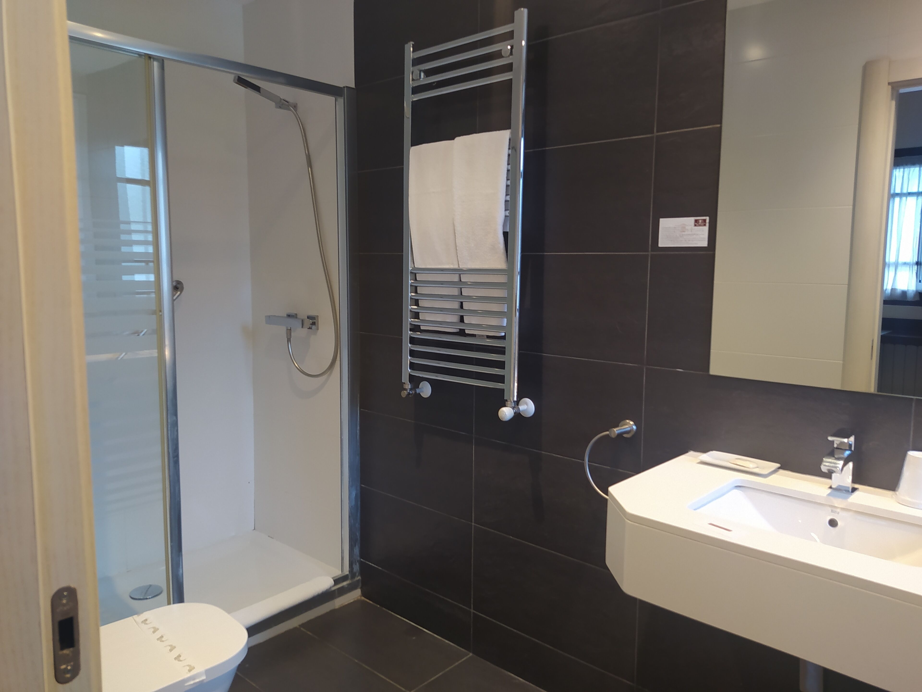 standard double room | bathroom | shower, free toiletries, hair dryer, towels