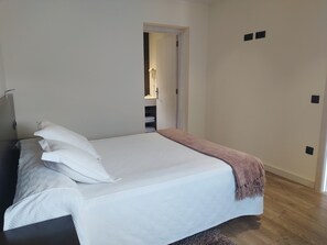 Double room with living room, 1 double bed and 1 sofa bed | Desk, blackout drapes, free WiFi, bed sheets - Hotel Villa Marrón (Llanes)