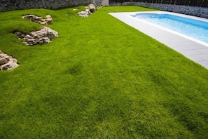 Seasonal outdoor pool, open 10:00 AM to 10:00 PM, sun loungers - Hotel Villa Marrón (Llanes)