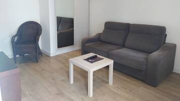 Junior tweepersoonskamer, uitzicht op tuin | Woonruimte | Flatscreentelevisie