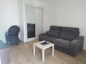 Double room with living room, 1 double bed and 1 sofa bed | Living area | Flat-screen TV - Hotel Villa Marrón (Llanes)