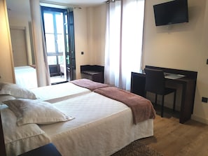 Bureau, rideaux occultants, Wi-Fi gratuit, draps fournis