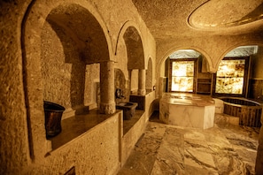 Suite Deluxe, balcon | Salle de bain | Baignoire et douche séparées, baignoire relaxante profonde