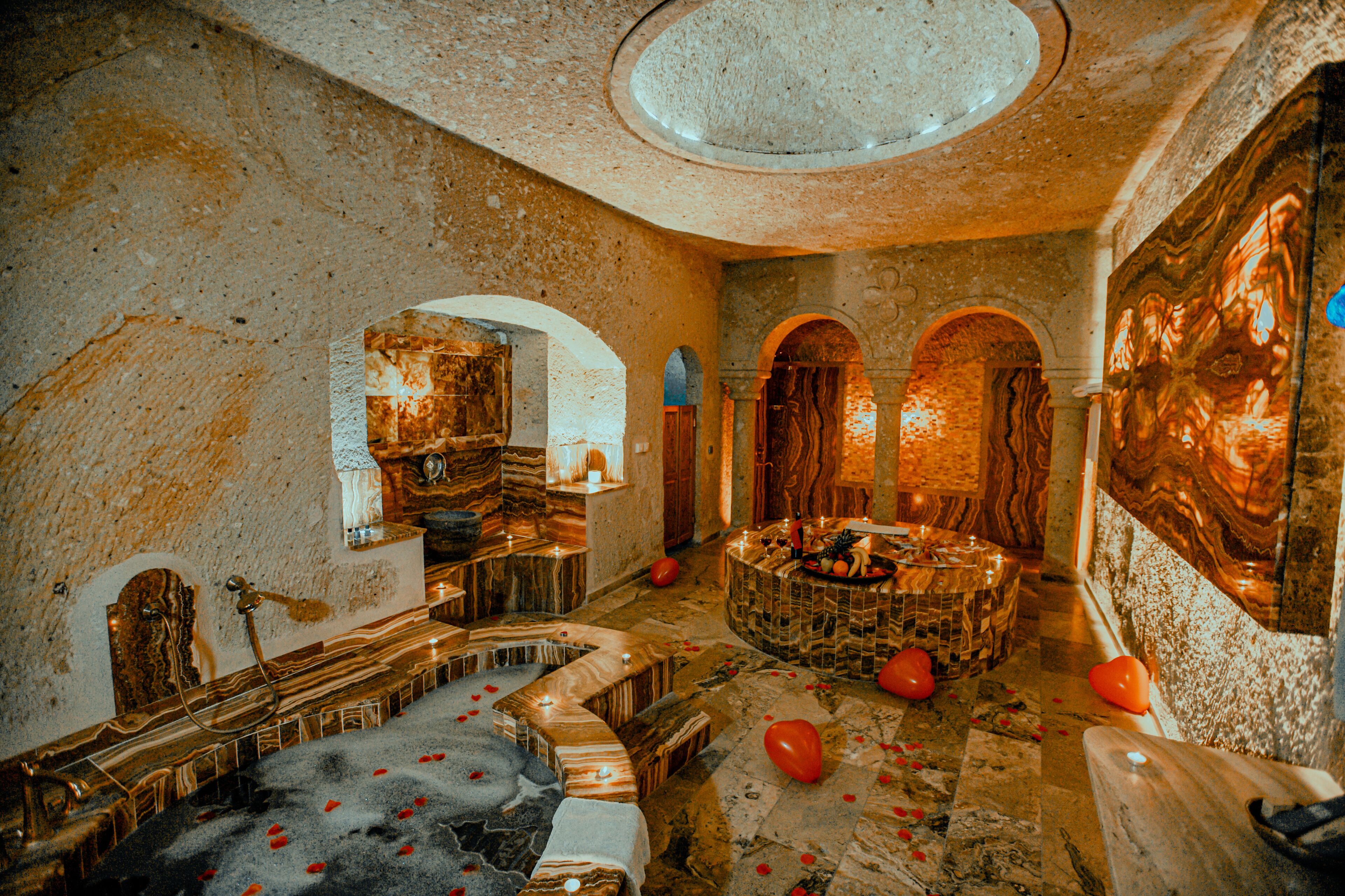 Royal Suite | Bathroom | Separate tub and shower, deep soaking tub, rainfall showerhead