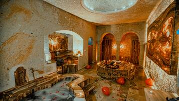 Royal Suite | Bathroom | Separate tub and shower, deep soaking tub, rainfall showerhead