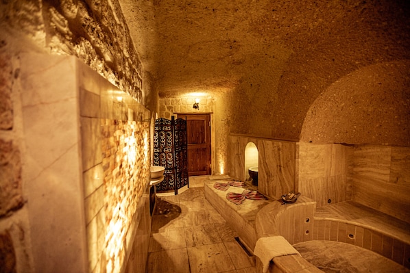 Suite Junior | Salle de bain | Baignoire et douche séparées, baignoire relaxante profonde