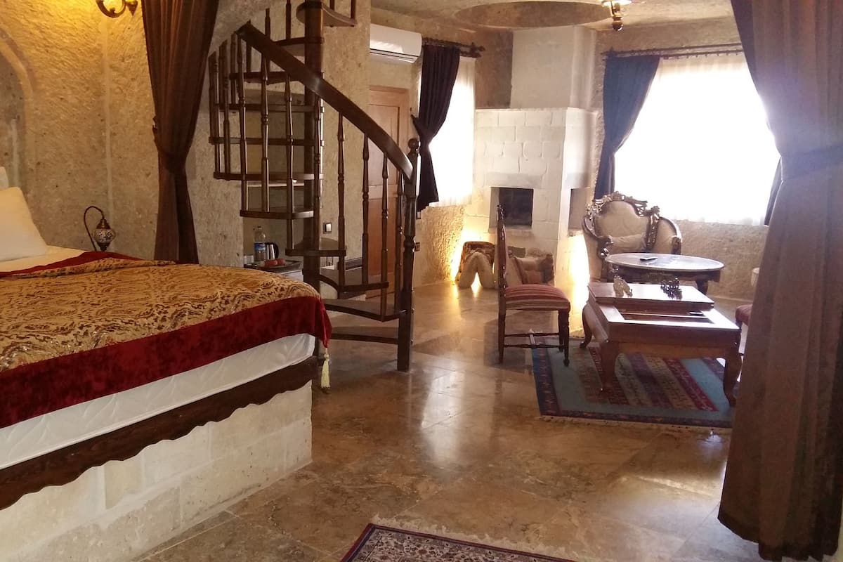 Deluxe Suite, Balcony | Living room | 19-inch LCD TV with satellite channels, TV