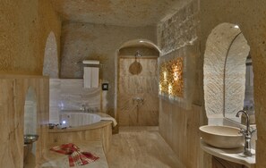 Junior Suite | Bathroom | Separate bathtub and shower, deep-soaking bathtub, rainfall showerhead - Oread Cave Suites (Ürgüp)