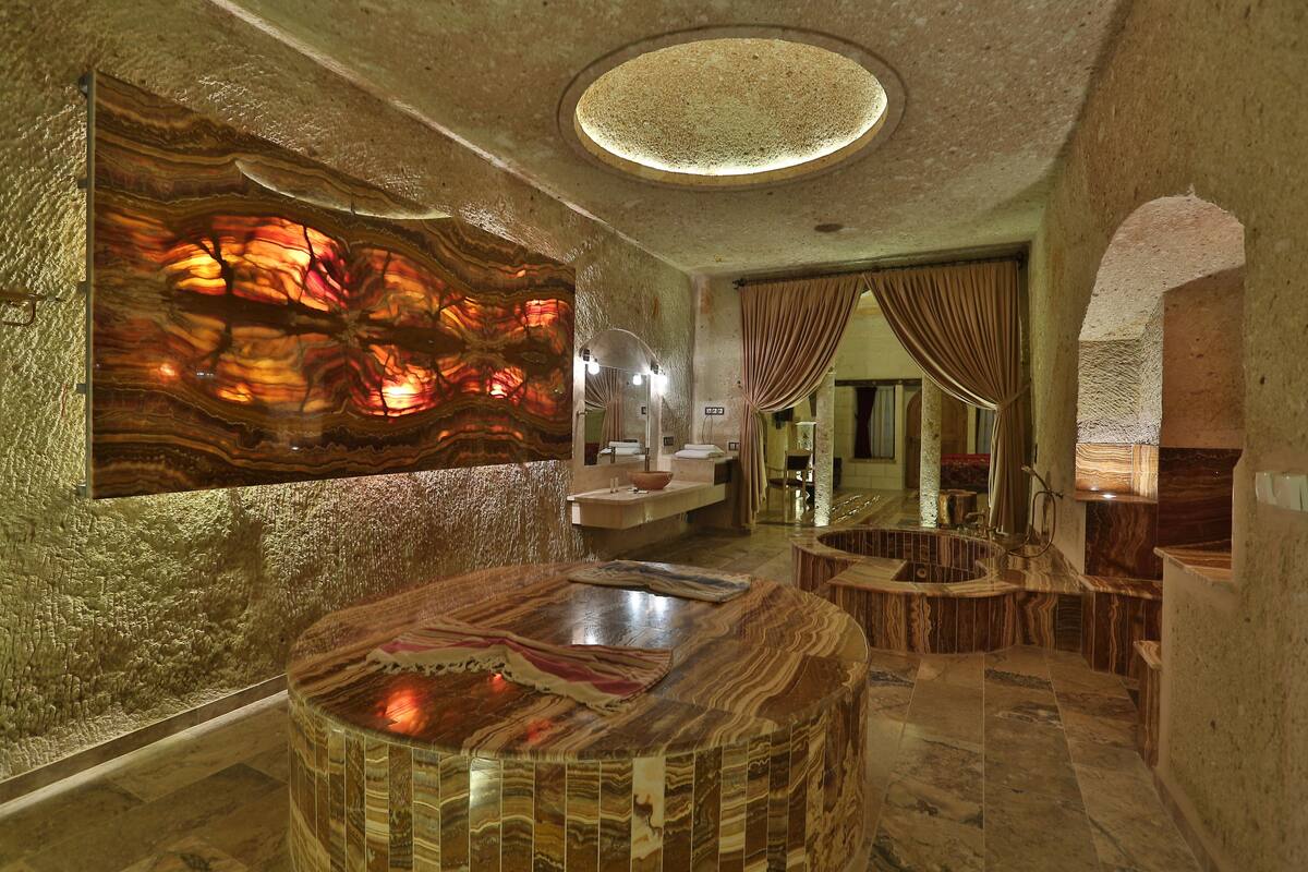 Royal Suite | Bathroom amenities | Separate tub and shower, deep soaking tub, rainfall showerhead