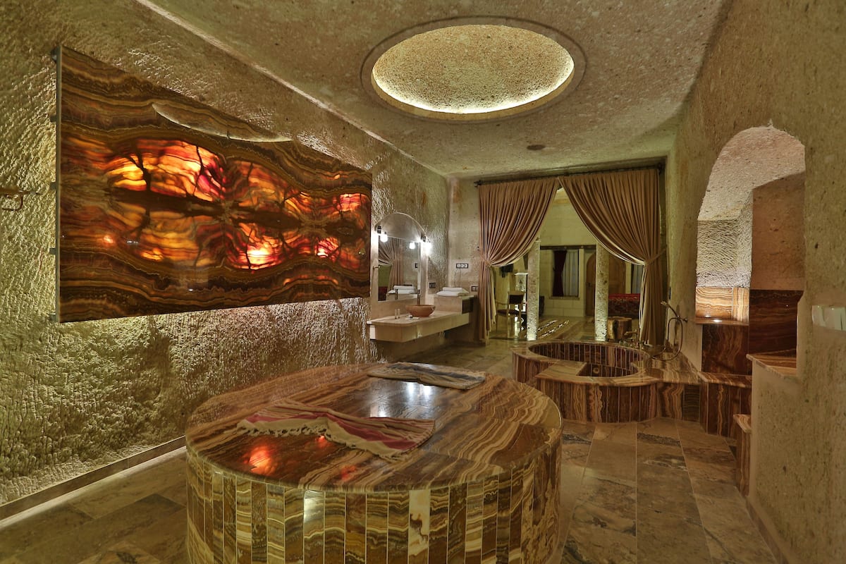 Royal Suite | Bathroom amenities | Separate tub and shower, deep soaking tub, rainfall showerhead